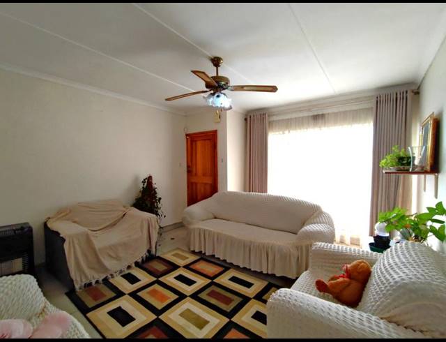 4 BEDROOM HOUSE FOR SALE IN BISLEY